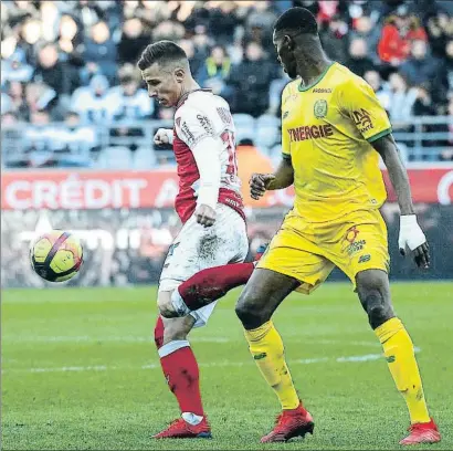  ?? FRANCOIS NASCIMBENI / AFP ?? Rémi Oudin ante Coulibaly (Nantes), en la última victoria del Reims en la Liga francesa