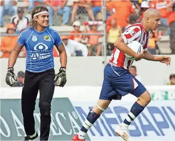  ?? ?? Adolfo ‘Bofo’ Bautista (der.) luego de anotar un gol en la remontada contra Jaguares en 2006