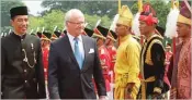  ?? RAKA DENNY/JAWA POS ?? INSPEKSI PASUKAN: Presiden Joko Widodo (kiri) menyambut Raja Carl XVI Gustaf di Istana Bogor kemarin (22/5).