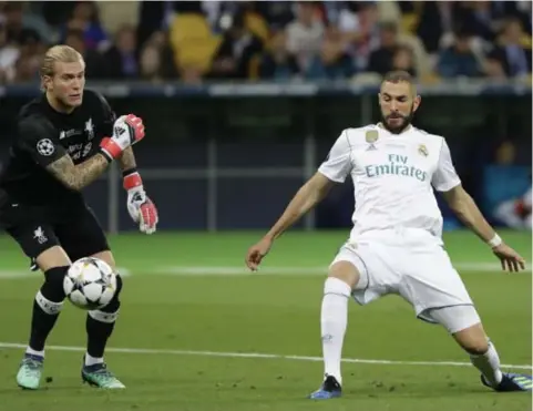  ??  ?? Een uitgooi tegen de voet van Karim Benzema: 1-0 voor Real Madrid.