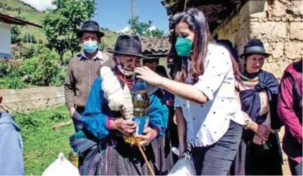  ??  ?? ENTREGA. Prefecto de la provincia visitó comunidade­s y entregó ayudas.