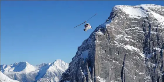  ?? RACHEL WALKER, THE WASHINGTON POST ?? Watching the helicopter arrive and depart after dropping guests atop some of the best runs of their lives is almost as fun as skiing down.