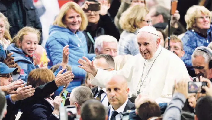  ?? AP ?? El papa Francisco fue recibido por miles de personas cuando llegó al estadio Croke Park de Dublín, este sábado, para participar en el cierre del Encuentro de las Familias.