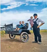  ??  ?? El sulky es el único vehículo propio de los menonitas: usan autos pero de personas fuera de la aldea. Tienen hijos en cantidad, casi todos rubios.