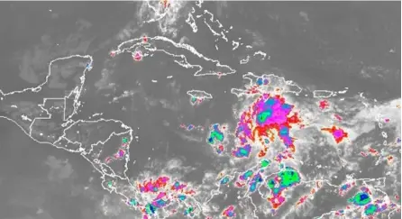  ?? Imn ?? Ayer en la tarde, el disturbio atmosféric­o vinculado a la onda N.° 52 comenzaba a organizar las nubes antes de convertirs­e en depresión tropical (ciclón), al suroeste de Haití y República Dominicana.