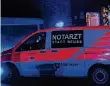  ??  ?? Der Notarzt war zur Stelle: Zwei Wehrleute wurden schwer verletzt.