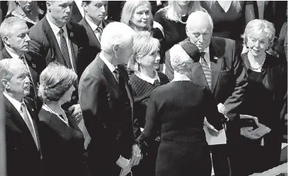  ?? AP ?? Los Bush y los Clinton, en la primera fila del homenaje.