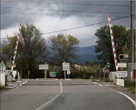  ?? (Photo A. B.) ?? Ce passage à niveau est situé non loin d’une zone d’activités et est très fréquenté par les poids lourds.