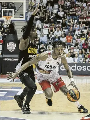  ?? FOTO: ACB PHOTO ?? Brancou Badio entra a canasta ante la defensa de Ike Iroegbu