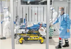  ?? FOTO: TRAUMATEAM E.V. ?? Zwei weitere Corona-Patienten aus Straßburg sind am Sonntag im Ulmer Bundeswehr­krankenhau­s zur Weiterbeha­ndlung angekommen.