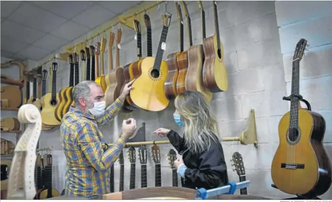  ?? REPORTAJE GRÁFICO: JUAN CARLOS VÁZQUEZ ?? Guitarras fabricadas artesanalm­ente en la escuela de Gines dentro de la especialid­ad de luthería. Es el único centro público de España que la oferta.