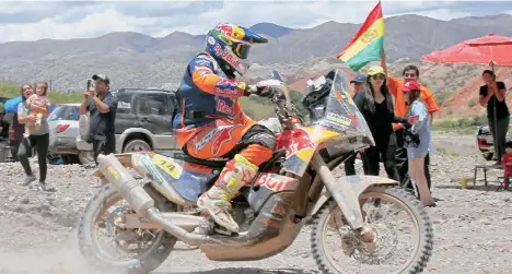  ??  ?? Sam Sunderland maneja su moto durante la quinta etapa en Oruro, Bolivia, misma que le dio el liderato en su categoría.