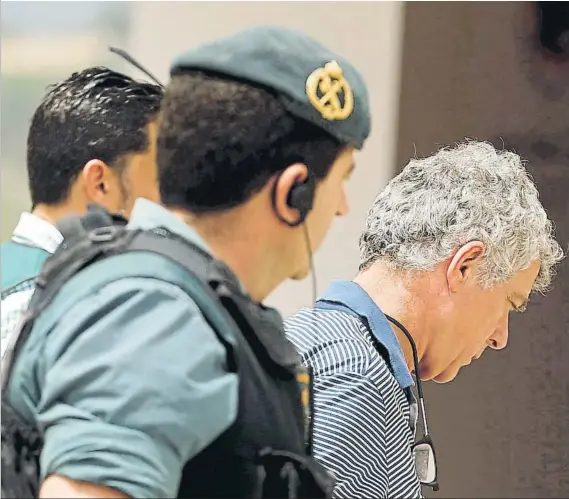  ?? FOTO: AP ?? Sólo once díasHan pasado desde que la Guardia Civil detuvo al presidente de la RFEF, Ángel Villar, y el juez Santiago Pedraz envió a la cárcel al máximo dirigente del fútbol español