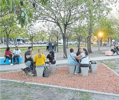  ?? ?? Esparcimie­nto. El nuevo corredor tiene mesas y sillas para comodidad de los vecinos y vecinas.