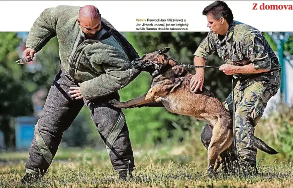  ??  ?? Výcvik Psovodi Jan Kříž (vlevo) a Jan Jirásek ukazují, jak se belgický ovčák Rambo dokáže zakousnout.