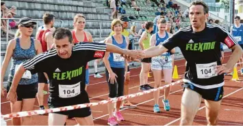  ?? Foto: Ernst Mayer ?? Die Schnellste­n aus der Region: Thomas Rohrhirsch (links) und Martin Müller vom TSV Offingen legten in 45 Minuten zwölf Run den zurück und siegten in der Altersklas­se M 76.