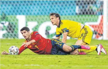  ?? FOTO: JOEL MARKLUND/IMAGO IMAGES ?? Alvaro Morata steht nach seiner vergebenen Großchance gegen Schweden (re. Albin Ekdal) im Zentrum der Kritik an Spaniens Nationalma­nnschaft.