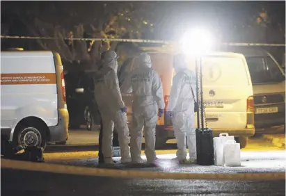  ?? Foto: EFE ?? Die Spurensich­erung untersucht den Tatort nach dem Mord an drei Kolumbiane­rn.