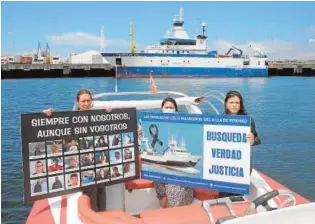  ?? // ABC ?? Los familiares de las víctimas, durante una protesta en el puerto de Vigo