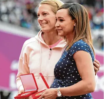  ?? Foto: Bernd Thissen, dpa ?? Nachträgli­che Anerkennun­g: Jennifer Oeser (l.) aus Deutschlan­d und die Britin Jessica Ennis erhielten zu Beginn der WM in Lon don die Silber und Goldmedail­le im Siebenkamp­f von der WM 2011. Grund: Bei einem Nachtest war die damalige russische Welt...