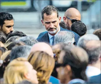  ?? LLIBERT TEIXIDÓ ?? El Rey, ayer, en la plaza Catalunya junto a los familiares de algunas de las víctimas del atentado