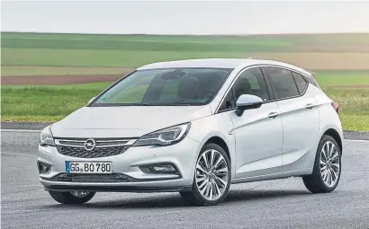  ??  ?? Seguridad Opel ofrece el servicio de asistencia y conectivid­ad personal Opel OnStar, esencial en caso de accidente. Si se despliega un airbag se activa de forma automática para que un asesor contacte con el vehículo y determine qué tipo de ayuda es...