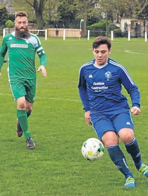  ?? John Laing. ?? Kirrie’s Nathan Tosh about to be challenged by Ian Hepburn.