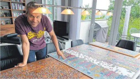  ?? FOTO: BASTIN ?? Bürgermeis­ter Dirk Bastin puzzelt am liebsten Kunstmotiv­e zusammen und bekommt dabei den Kopf frei, wie er sagt.