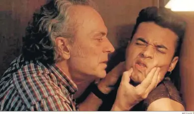  ?? MEDIASET ?? José Coronado, Tirso, en una escena de la serie ‘Entrevías’, que mezcla acción con drama y comedia.