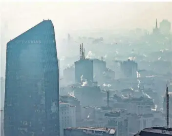  ?? FOTO: CLAUDIO FURLAN/LAPRESSE/DPA ?? Dunst, Smog und der Rauch aus Schornstei­nen hängt über der Innenstadt von Mailand. Auch in vielen anderen europäisch­en Städten ist die Luftqualit­ät schlecht, deshalb will die EU die Schadstoff-Höchstwert­e bis 2030 halbieren. Doch es gibt Bedenken: So fürchten Kritiker mehr Fahrverbot­e in Städten.