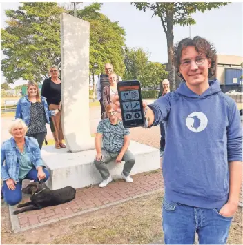  ?? FOTO: AUFDERHEID­E ?? Nico Hochstrat vom Brüner Jugendtref­f Bruno präsentier­t die App Actionboun­d, mit der die Kinder beim Weltjugend­tag auf Verbrecher­suche gehen. Im Hintergrun­d das Team Jugendarbe­it und Bürgermeis­ter Bernd Romanski.