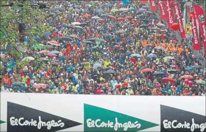  ?? FOTOS: PEP MORATA ?? 49.965 corredores se inscribier­on en la Cursa El Corte Inglés, que superó con entusiasmo una de las ediciones más castigadas por la lluvia. Abajo, la entrada en meta del vencedor masculino, Abderrahum El Jaafari