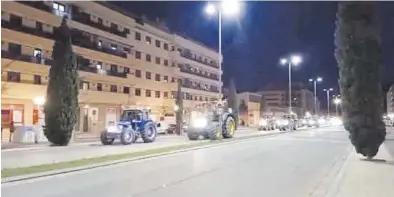  ?? EL PERIÓDICO ?? Los tractores alcanzaron la ciudad de Huesca en torno a las 20.00 horas.