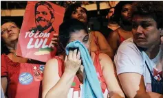  ?? FOTOS: DPA. ?? LÁGRIMAS. Simpatizan­tes del ex presidente se emocionan durante el acto político del martes, en el que Lula preanunció su encarcelam­iento.