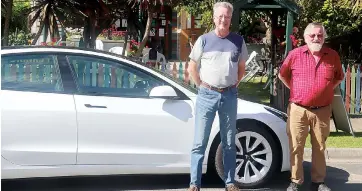  ?? ?? Jim Whiley (left) with his Tesla model 3 and Yarragon Business Associatio­n President Michael Fozard.