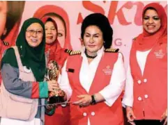 ?? BERNAMAPIX ?? Rosmah presenting an award to Aqsa Syarif Humanitari­an Care Malaysia vice-chairman Dr Fauziah Mohd Hassan at the ceremony yesterday. At right is Shahrizat.