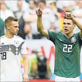  ?? FOTO: EFE ?? Hirving Lozano celebra su gol ante la decepción de Joshua Kimmich