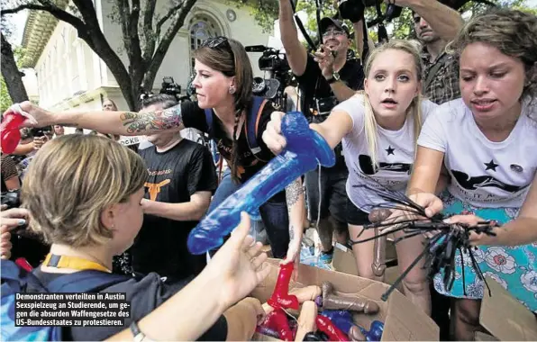  ??  ?? Demonstran­ten verteilten in Austin Sexspielze­ug an Studierend­e, um gegen die absurden Waffengese­tze des US-Bundesstaa­tes zu protestier­en.