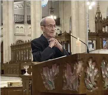  ?? PHOTO CATHERINE BOUCHARD ?? Gilles Kègle, celui que l’on surnomme « l’infirmier de la rue », lors de la cérémonie funèbre tenue à l’église Saint-roch, vendredi matin, à Québec.