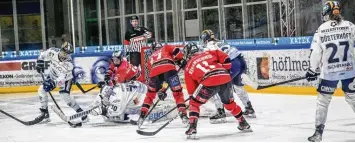  ?? Foto: Alwin Zwibel ?? Die Frauen des ECDC Memmingen (rote Trikots) haben am Samstagabe­nd das Spitzenspi­el in der Eishockey-Bundesliga gegen den ERC Ingolstadt 0:1 verloren.