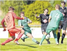  ?? FOTO: THOMAS WARNACK ?? Altheims Torwart Bastian Fisel und seine Abwehr (rechts: Fabian Springer, links: Bernd Pfister) kommen zu spät: Kehlens Giovanni Paris trifft zum zwischenze­itlichen 2:0, Andre Stetter (rechts hi.) gibt dem Ball noch einen guten Wunsch mit.