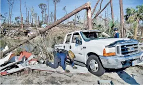  ??  ?? Members of City Miami Fire Rescue look for victims in the aftermath of Hurricane Michael / AFP