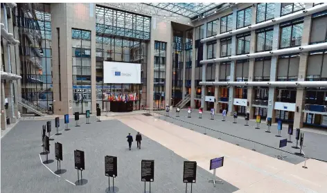  ?? FOTO: JOHN THYS/AP ?? Ein fast leerer Pressebere­ich am Tagungsort des EU-Gipfels in Brüssel. Hinter verschloss­enen Türen wurde auch am Montag zäh verhandelt.