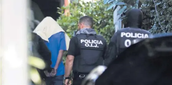  ?? ALONSO TENORIO ?? La Policía Judicial realizó varios allanamien­tos en Tibás y Calle Blancos, este jueves por la mañana, para dar con los responsabl­es.
