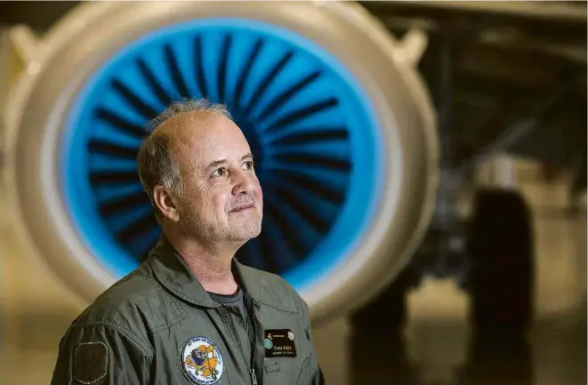  ?? Eduardo Knapp/Folhapress ?? O comandante Guilherme Miranda Cará, há 44 anos na Embraer