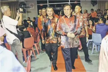  ??  ?? Abang Johari (centre) making his way to the function hall. — Photo by Muhammad Rais Sanusi