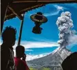  ?? Foto: Ivan Romanik, dpa ?? Der Sinabung Vulkan Sumatra aus. brach 2013 auf