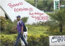  ?? EFE ?? Protesta. Un hombre camina frente a un monumento con un letrero en contra de la vicepresid­enta de Nicaragua, Rosario Murillo.