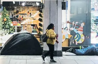  ?? ANDY RAIN / EFE ?? Dos tiendas de personas sin techo en una calle comercial de Londres, esta semana