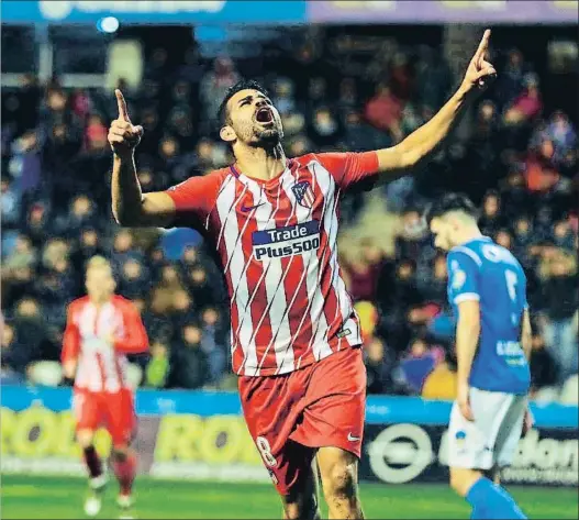  ?? ALEJANDRO GARCÍA / EFE ?? Diego Costa celebra el gol que consiguió en el Camp d’Esports cinco minutos después de salir en sustitució­n de Correa. El hispanobra­sileño acabó con molestias tras un encontrona­zo con un jugador local